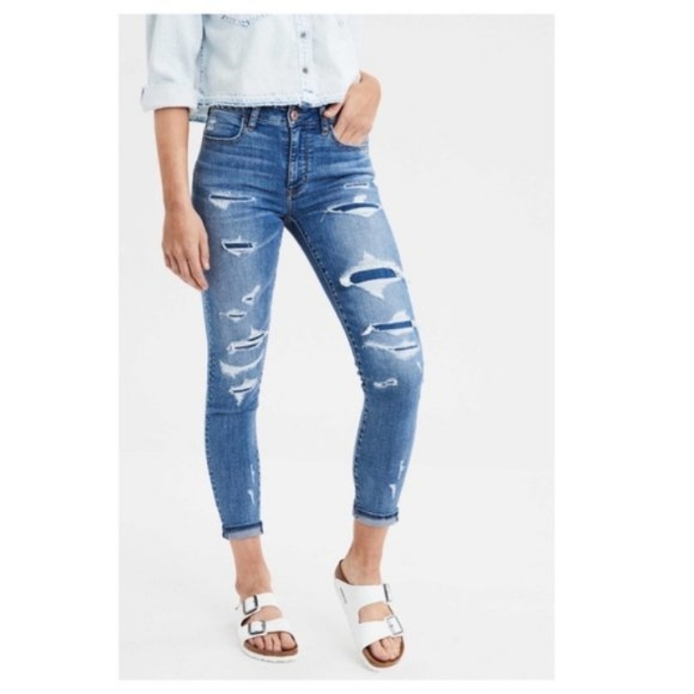 🆕️ American Eagle Distressed Crop Jeans
